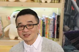 梁朝伟现身成都送红包 盛赞李宇春很专业图片