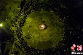 湖北莫愁村游客篝火边起舞欢度春节图片