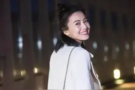 高圆圆梳半丸子头似18岁少女，超实用女神发型教程一学就会图片