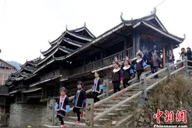 广西侗族新娘回门 亲人挑礼相送成新春风景图片