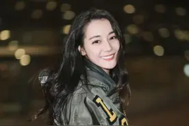 迪丽热巴机场变秀场，狂摆造型一路撩头发图片