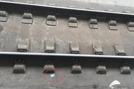 旅客身份证不慎掉进火车道 泰安站工作人员帮取回图片
