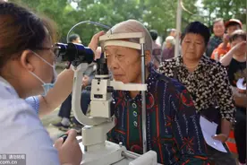 眼前老有小飞虫？小心患上了玻璃体混浊图片