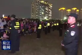 千名警力护卫春节烟花汇演图片