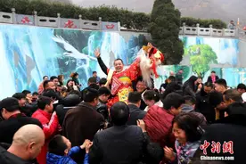 “财神”扫码送红包遭围堵 “丢盔弃甲”画面喜感图片