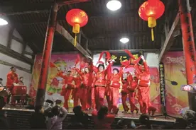 新春走基层：村里今年办了台春晚 70多岁的奶奶看了后给出了最高评价图片