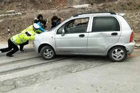 轿车在火车道上抛锚 交警召集路人帮忙推走化险为夷图片