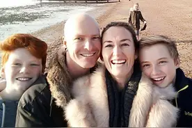 英国版“看世界”！疯狂父母卖掉豪宅带三娃和猫狗开车环游世界图片