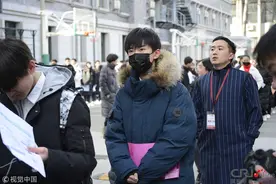 易烊千玺艺考低调 参加中戏初试戴口罩遮脸图片