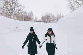 baby和妈妈雪地牵手走 baby红唇抢眼超美图片