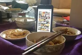 吃货玩出新花样！刘亦菲吃饭猛盯美食照片止馋图片