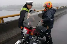 春节长假 不少摩托车主跟着导航上高速“蹭”起了免费图片