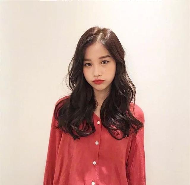 发型|脸大的女生,适合什么样的刘海?(圆脸适合什么刘海显瘦) - 趣测网