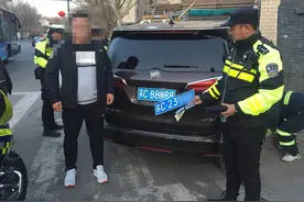 交警队门口惊现假牌“豹子号”违停图片