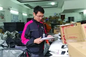 春节不打烊 快递小哥忙图片