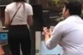 十动然拒？男子下跪求婚 女友激动捂嘴流泪后转身离去图片