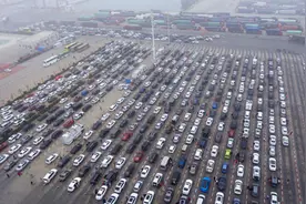 海口各港口加紧运输滞留车辆 预计今天之内全部运完