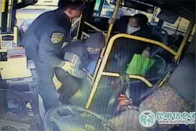 昆明233路公交司机帮扶老人上下车 获乘客称赞图片