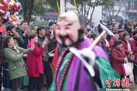 无锡泰伯庙会民俗大巡游 民众“围拍”成风景图片