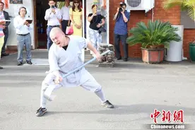 少林寺武僧团与悉尼少林禅武堂切磋技艺图片