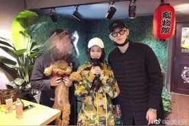 没分手！于小彤海陆甜蜜同框 携手逛宠物店图片
