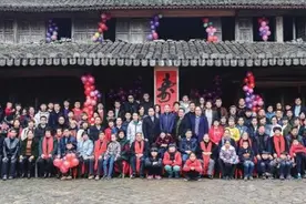 五代同堂 103岁老人与104名后辈拍全家福图片