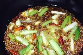 酒店里拌凉菜的麻油为什么那么香？图片