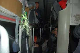 大客车核载39人硬塞进去75人，司机可能要坐牢了！图片