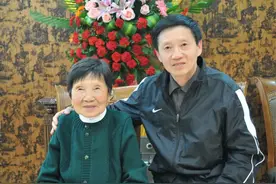 过年啦，我给妈妈洗洗脚图片