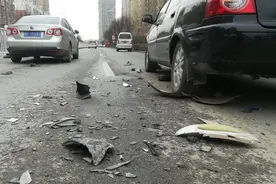 周口市区轿车撞电动车 电动三轮直接变形散架图片