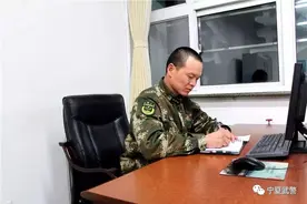 许身大漠，他用胡杨精神守一方安定图片