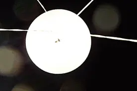 真炸了！小贩手中气球突然爆炸 火焰烧伤2岁女童，看着都疼图片