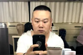 岳云鹏化妆间自拍：我的大脸没头发会非常难看图片