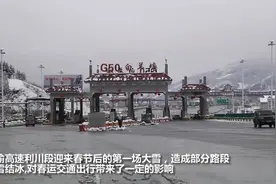 沪渝高速利川段突降大雪，高警路政全力保畅通图片