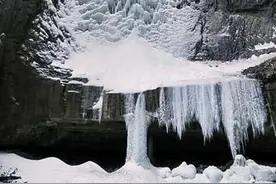林州“雪松”冰瀑迎来外国高手 成功攀登太行大峡谷140米冰瀑图片