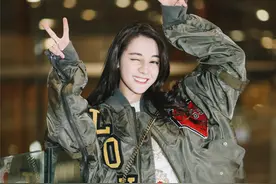 迪丽热巴启程米兰 青春洋气笑容满分图片