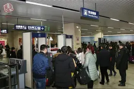 汉口火车站增设一条安检通道对接地铁站，排长队现象缓解图片