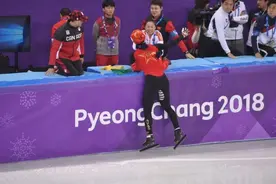 国歌奏响的时候 致敬这个女人的风度与忍耐！图片