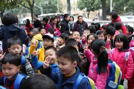定了！浙江的小学施行早上“推迟上学” 确保小学生每天睡足10小时视频封面