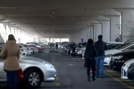 济南顺河高架下停车场正式投入使用 每小时2元图片