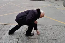 都江堰暖心事：管闲事的白发大爷 意外成网红图片