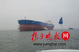 满载排水量竟有“辽宁舰”5倍之多 30万吨级巨轮在长江镇江段试航图片