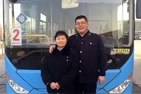 【新春走基层】别样坚守：烟台公交夫妻方向盘上的春节图片