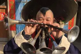 鹤壁李俊生 一人口鼻同吹5支唢呐图片