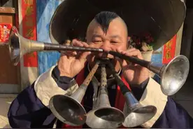 鹤壁李俊生 一人口鼻同吹5支唢呐图片