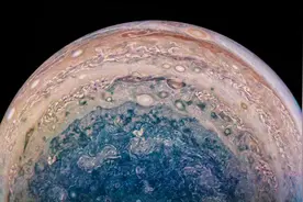 木星南极前所未见景象曝光 蓝色漩涡迷人图片