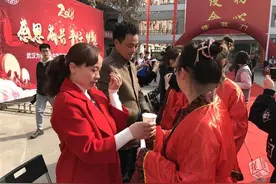 高三学生成人仪式上道感恩，父母热泪长流图片