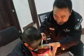 家人闹矛盾5岁小孩无人照顾 竟被亲奶奶绑在树上图片