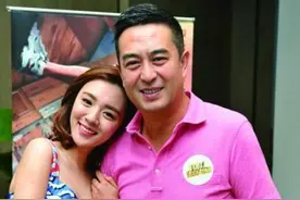 张嘉译家庭合照曝光，女儿是她的幸运女神图片