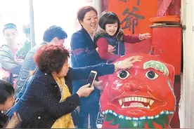 正月十一，揭阳十万人行彩桥，摸彩狮图片